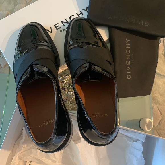 GIVENCHY - Picture 8 of 9